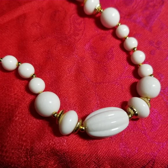 Long vintage necklace white beads gold tone molded ridged - Picture 4 of 14